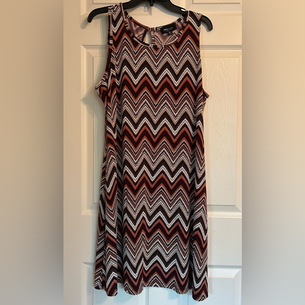Like new✨✨Lightweight Chevron sleeveless dress